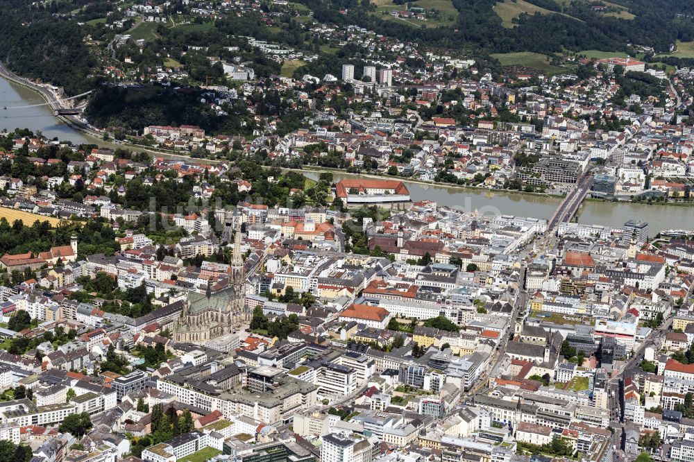 Luftbild Linz - Kirchengebäude des Domes in der Altstadt in Linz in Oberösterreich, Österreich