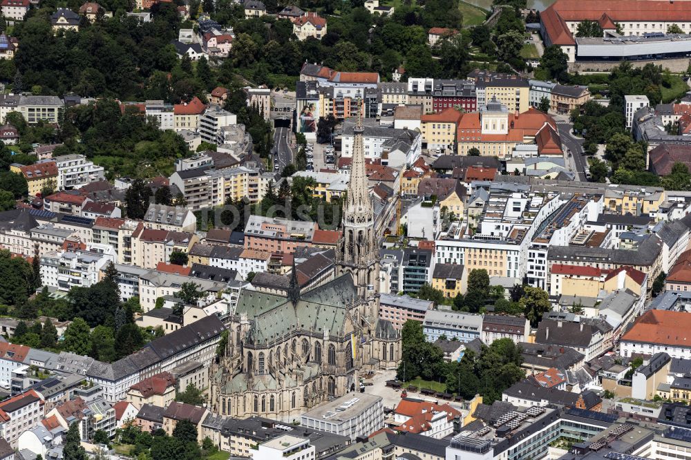 Luftaufnahme Linz - Kirchengebäude des Domes in der Altstadt in Linz in Oberösterreich, Österreich