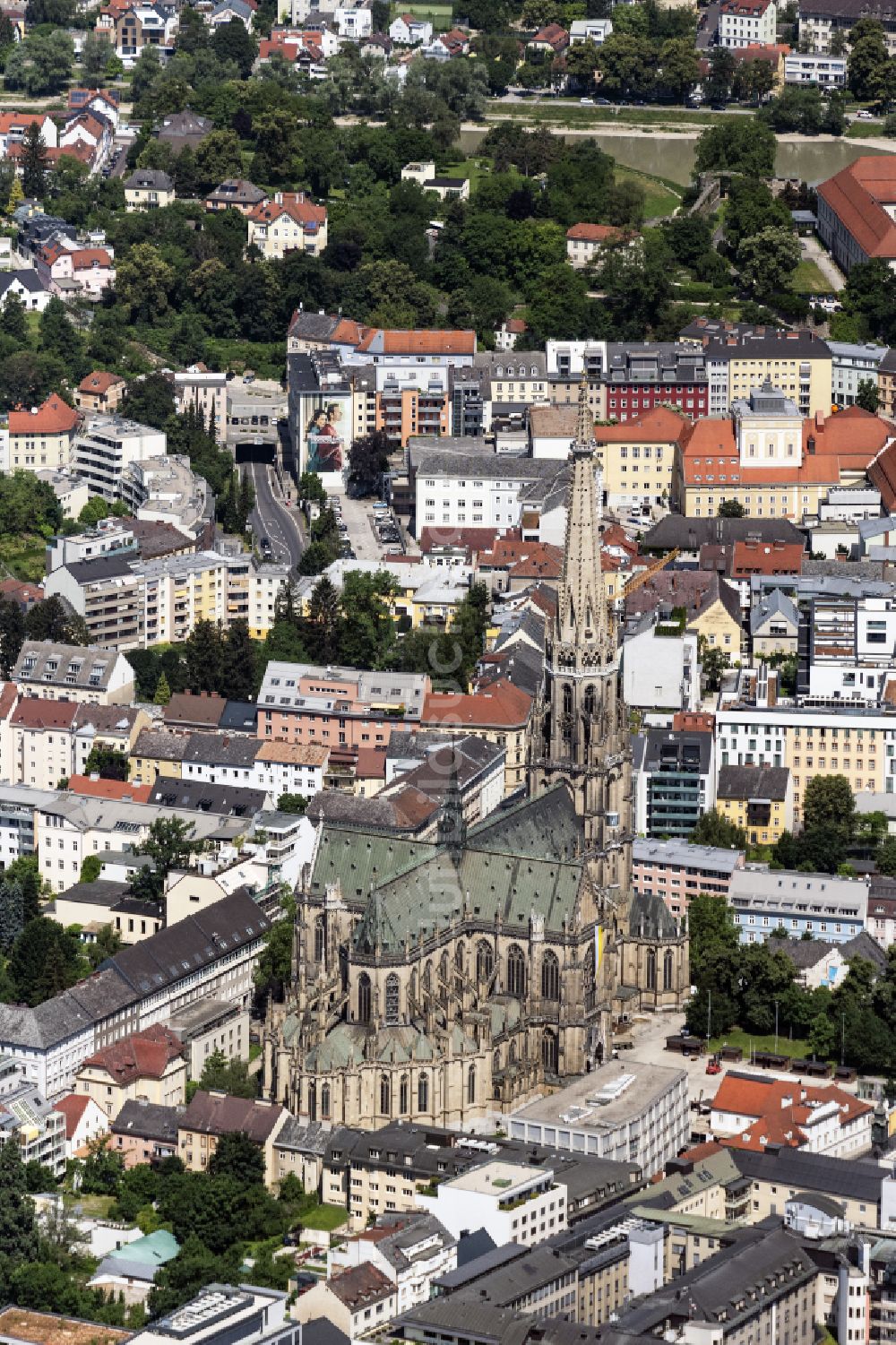 Linz von oben - Kirchengebäude des Domes in der Altstadt in Linz in Oberösterreich, Österreich