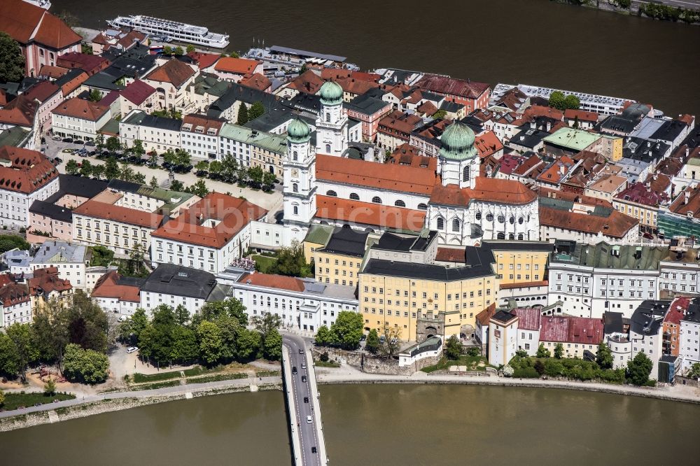 Passau aus der Vogelperspektive: Kirchengebäude des Domes in der Altstadt in Passau im Bundesland Bayern, Deutschland