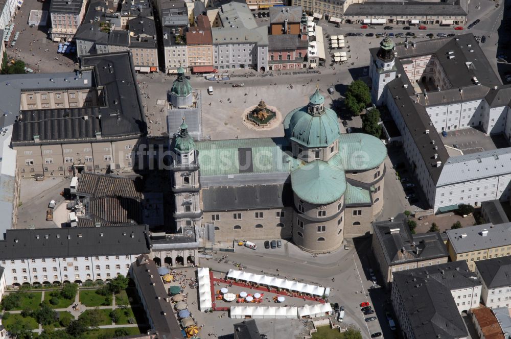 Luftaufnahme Salzburg - Kirchengebäude des Domes in der Altstadt in Salzburg in Österreich