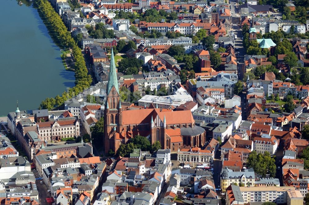 Schwerin aus der Vogelperspektive: Kirchengebäude des Domes in der Altstadt in Schwerin im Bundesland Mecklenburg-Vorpommern