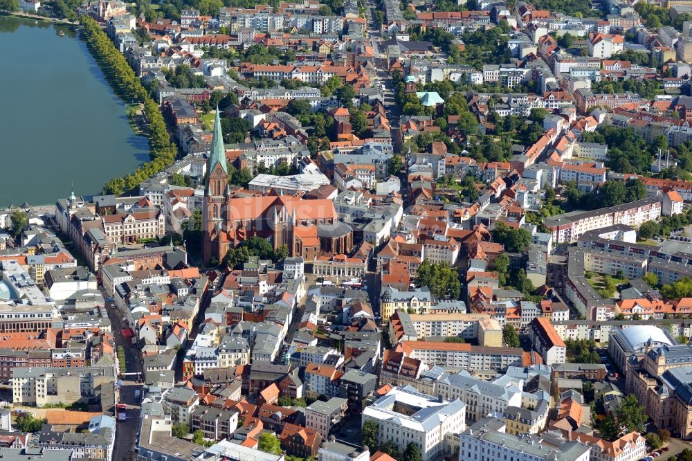 Luftaufnahme Schwerin - Kirchengebäude des Domes in der Altstadt in Schwerin im Bundesland Mecklenburg-Vorpommern