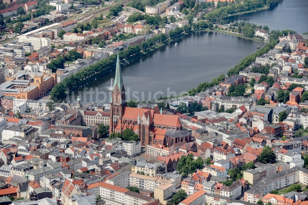 Schwerin von oben - Kirchengebäude des Domes in der Altstadt in Schwerin im Bundesland Mecklenburg-Vorpommern, Deutschland