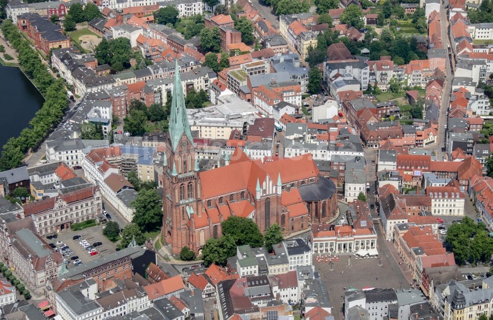 Luftaufnahme Schwerin - Kirchengebäude des Domes in der Altstadt in Schwerin im Bundesland Mecklenburg-Vorpommern, Deutschland