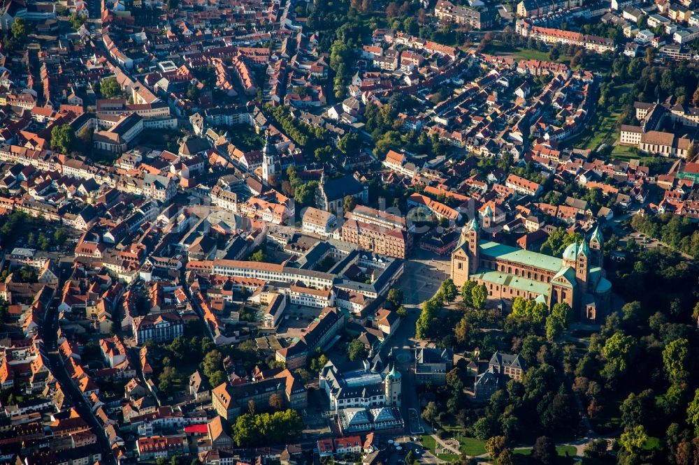 Speyer aus der Vogelperspektive: Kirchengebäude des Domes in der Altstadt in Speyer im Bundesland Rheinland-Pfalz