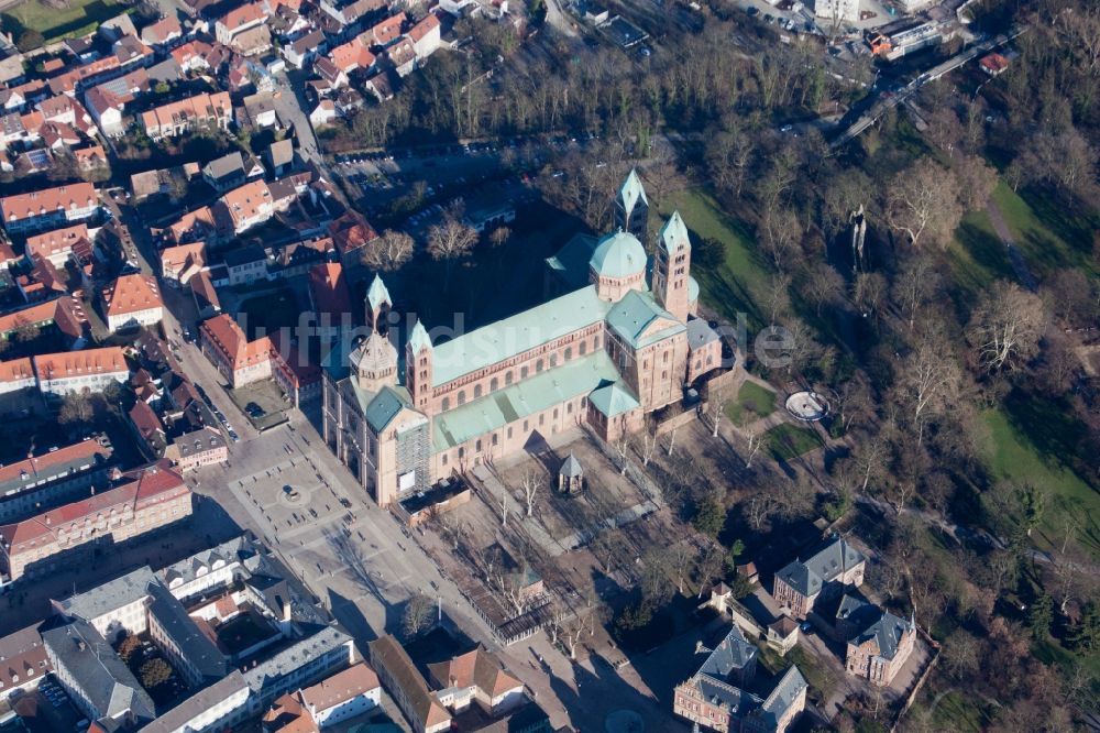 Luftbild Speyer - Kirchengebäude des Domes in der Altstadt in Speyer im Bundesland Rheinland-Pfalz