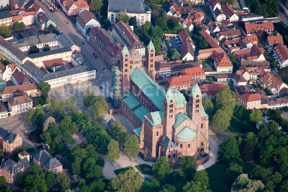 Luftaufnahme Speyer - Kirchengebäude des Domes in der Altstadt in Speyer im Bundesland Rheinland-Pfalz