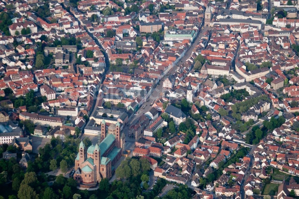 Speyer von oben - Kirchengebäude des Domes in der Altstadt in Speyer im Bundesland Rheinland-Pfalz