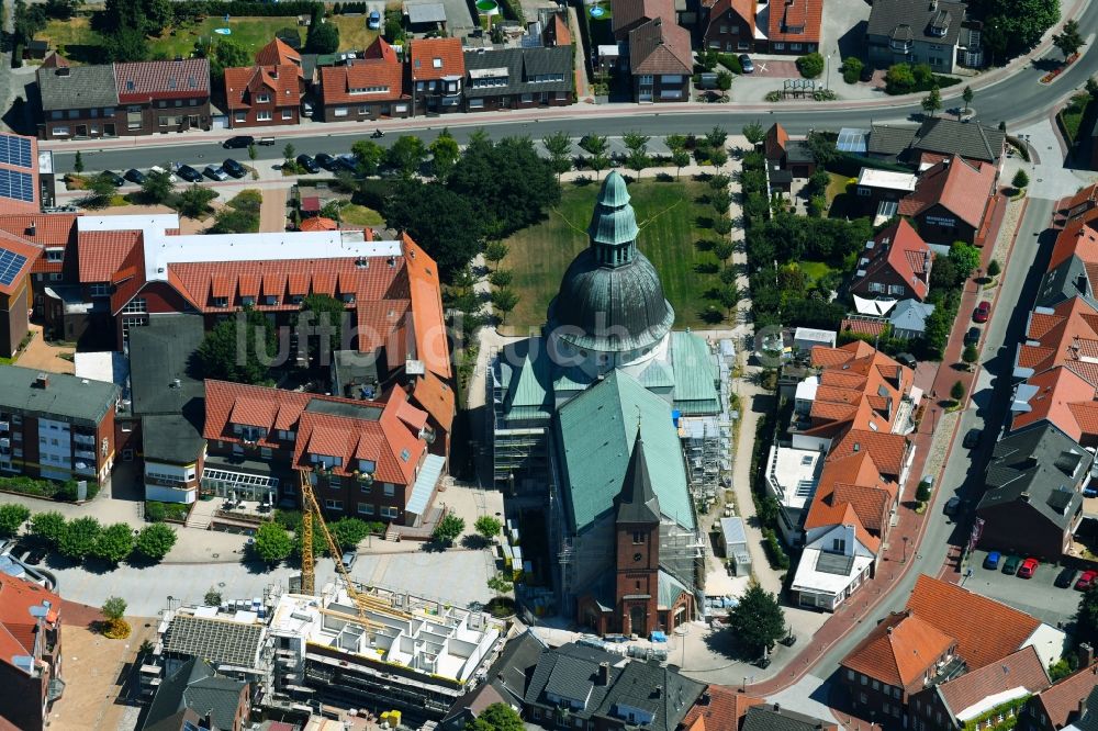 Luftaufnahme Haren (Ems) - Kirchengebäude des Domes Emsland-Dom in der Altstadt in Haren (Ems) im Bundesland Niedersachsen, Deutschland