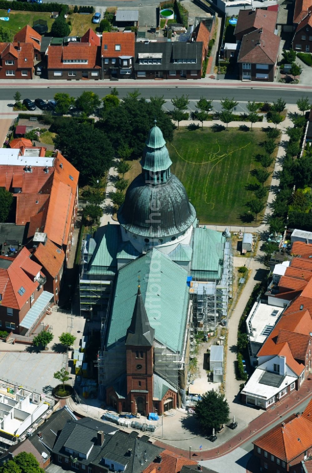 Haren (Ems) von oben - Kirchengebäude des Domes Emsland-Dom in der Altstadt in Haren (Ems) im Bundesland Niedersachsen, Deutschland