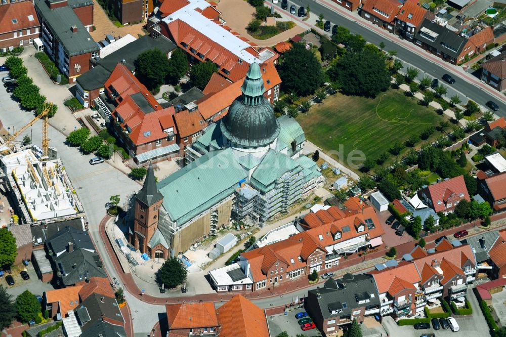 Haren (Ems) aus der Vogelperspektive: Kirchengebäude des Domes Emsland-Dom in der Altstadt in Haren (Ems) im Bundesland Niedersachsen, Deutschland