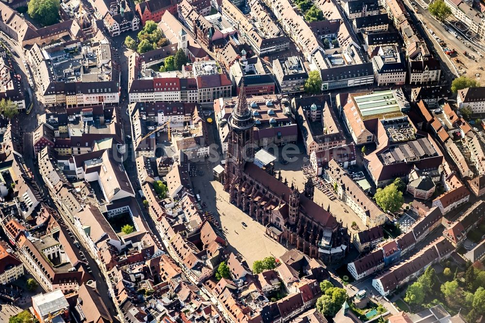 Freiburg im Breisgau aus der Vogelperspektive: Kirchengebäude des Domes Freiburger Münster in der Altstadt in Freiburg im Breisgau im Bundesland Baden-Württemberg