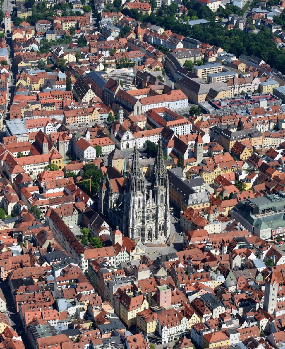 Regensburg von oben - Kirchengebäude des Domes St. Peter in der Altstadt in Regensburg im Bundesland Bayern, Deutschland