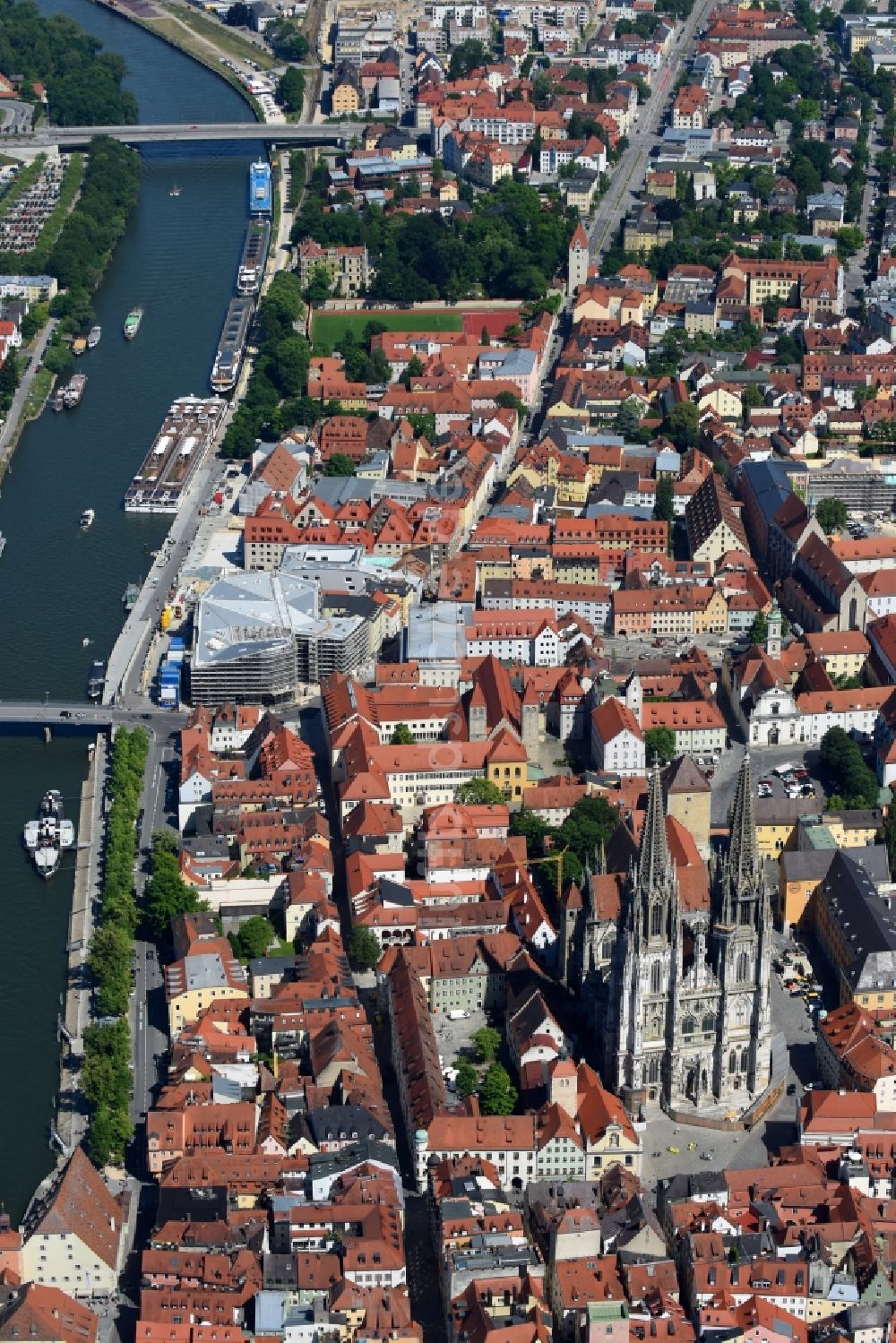 Luftbild Regensburg - Kirchengebäude des Domes St. Peter in der Altstadt in Regensburg im Bundesland Bayern, Deutschland