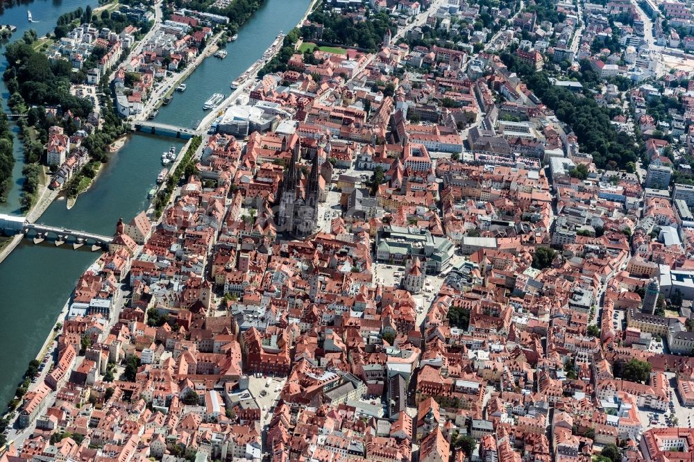 Luftaufnahme Regensburg - Kirchengebäude des Domes St. Peter in der Altstadt in Regensburg an der Donau im Bundesland Bayern, Deutschland