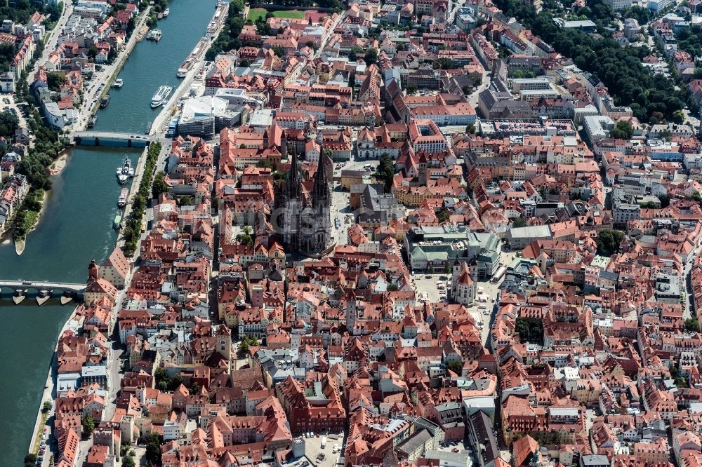 Regensburg von oben - Kirchengebäude des Domes St. Peter in der Altstadt in Regensburg an der Donau im Bundesland Bayern, Deutschland