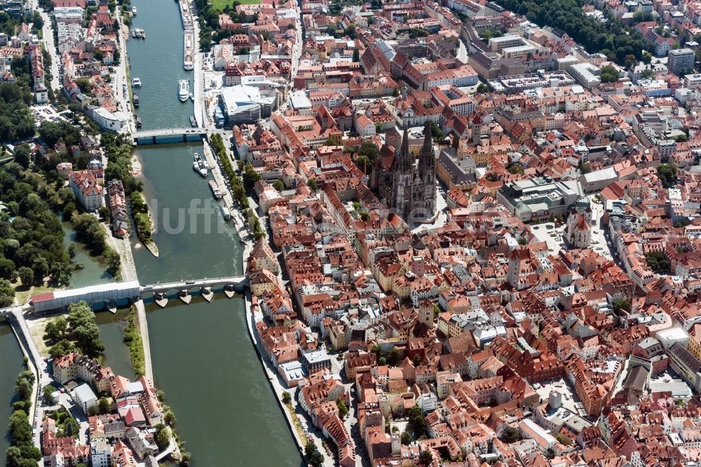 Regensburg aus der Vogelperspektive: Kirchengebäude des Domes St. Peter in der Altstadt in Regensburg an der Donau im Bundesland Bayern, Deutschland