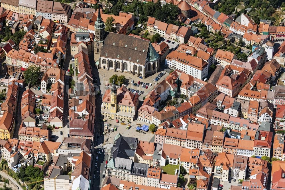 Bautzen von oben - Kirchengebäude des Domes St. Petri und der Hauptmarkt in der Altstadt in Bautzen im Bundesland Sachsen, Deutschland