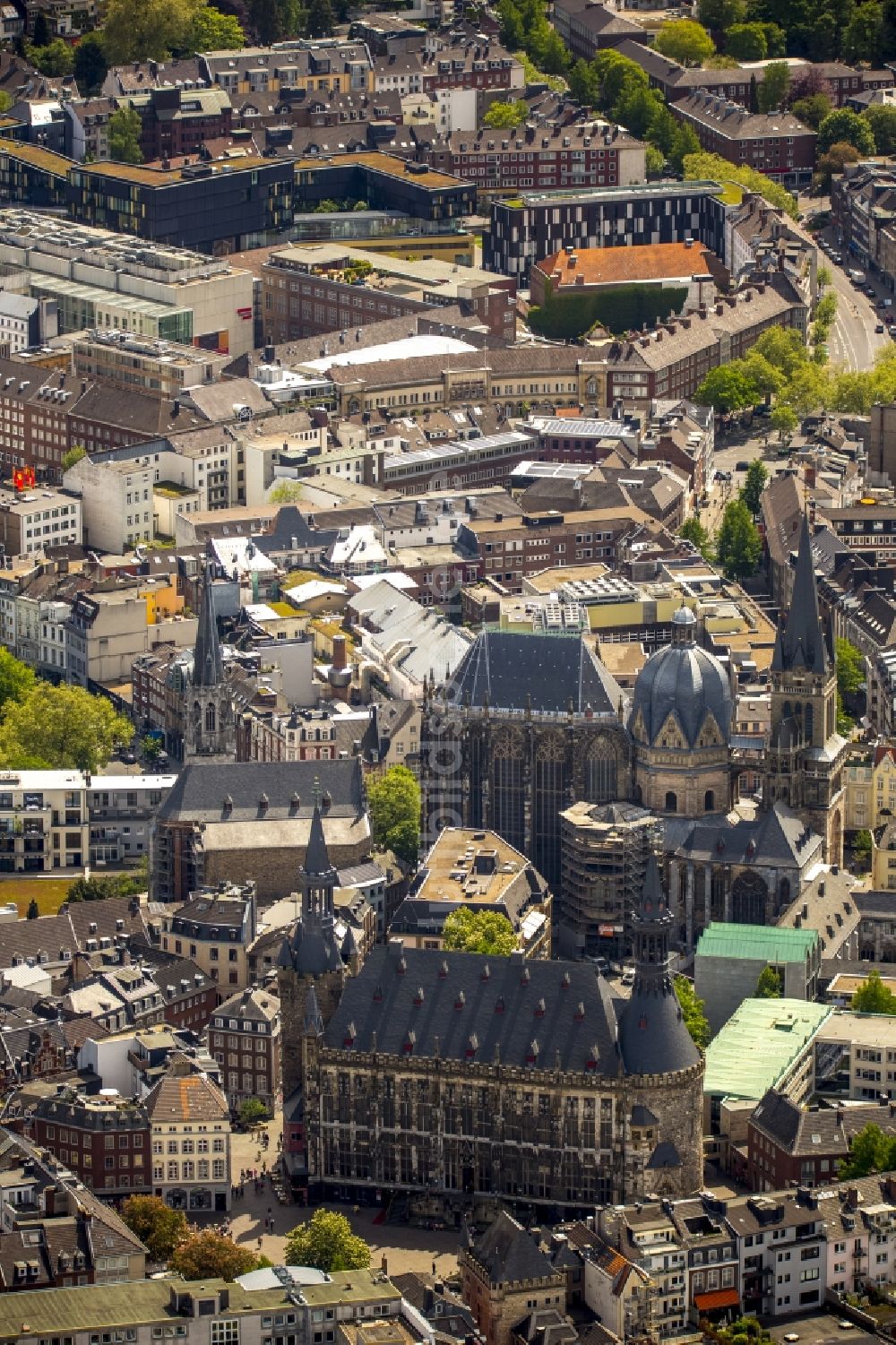 Aachen von oben - Kirchengebäude des Domes und Rathaus zu Aachen im Bundesland Nordrhein-Westfalen