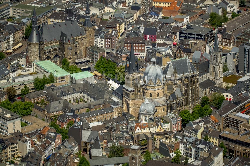 Aachen aus der Vogelperspektive: Kirchengebäude des Domes und Rathaus zu Aachen im Bundesland Nordrhein-Westfalen