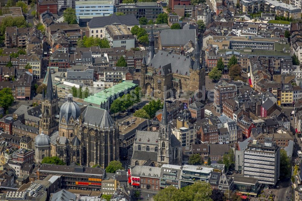 Luftaufnahme Aachen - Kirchengebäude des Domes und Rathaus zu Aachen im Bundesland Nordrhein-Westfalen