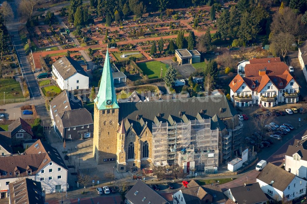 Hattingen von oben - Kirchengebäude am Domplatz in Hattingen im Bundesland Nordrhein-Westfalen