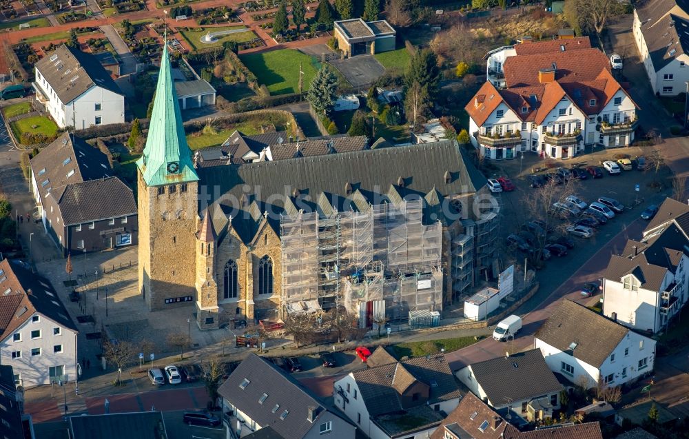 Hattingen aus der Vogelperspektive: Kirchengebäude am Domplatz in Hattingen im Bundesland Nordrhein-Westfalen