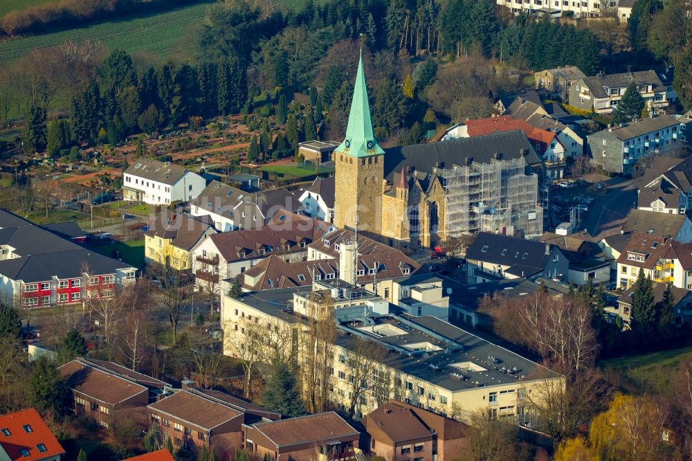 Hattingen von oben - Kirchengebäude am Domplatz in Hattingen im Bundesland Nordrhein-Westfalen