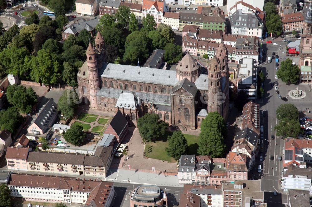 Luftbild Worms - Kirchengebäude des Doms St. Peter im Altstadt- Zentrum in Worms im Bundesland Rheinland-Pfalz, Deutschland