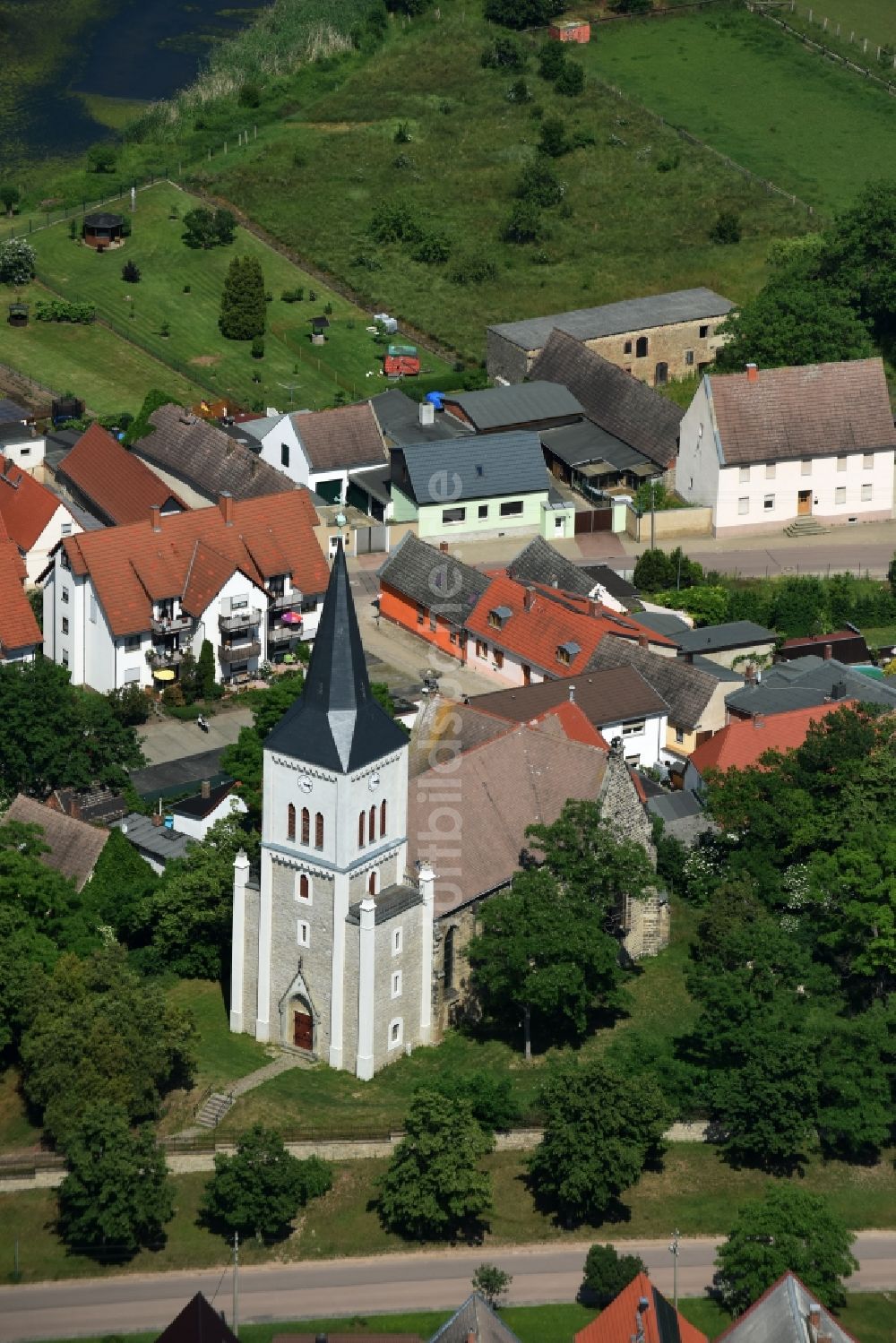 Plötzkau von oben - Kirchengebäude im Dorf Plötzkau im Bundesland Sachsen-Anhalt