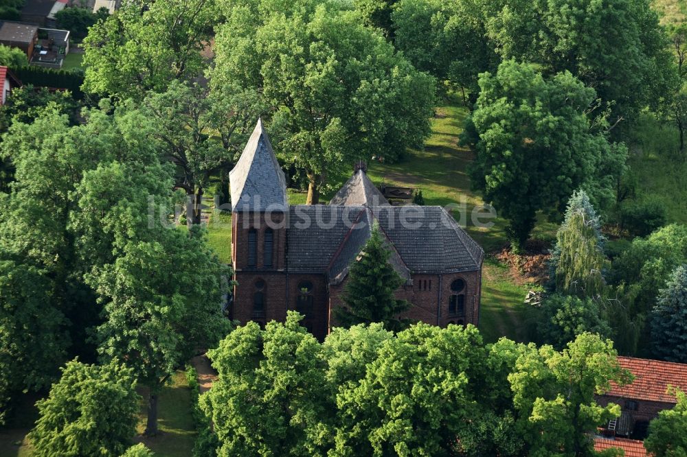 Luftaufnahme Kremmen - Kirchengebäude der Dorfkirche Groß Ziethen (Oberhavel) Alte Dorfstraße in Kremmen im Bundesland Brandenburg