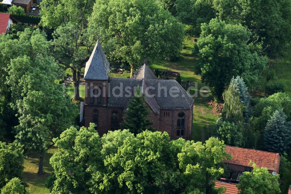 Kremmen aus der Vogelperspektive: Kirchengebäude der Dorfkirche Groß Ziethen (Oberhavel) Alte Dorfstraße in Kremmen im Bundesland Brandenburg