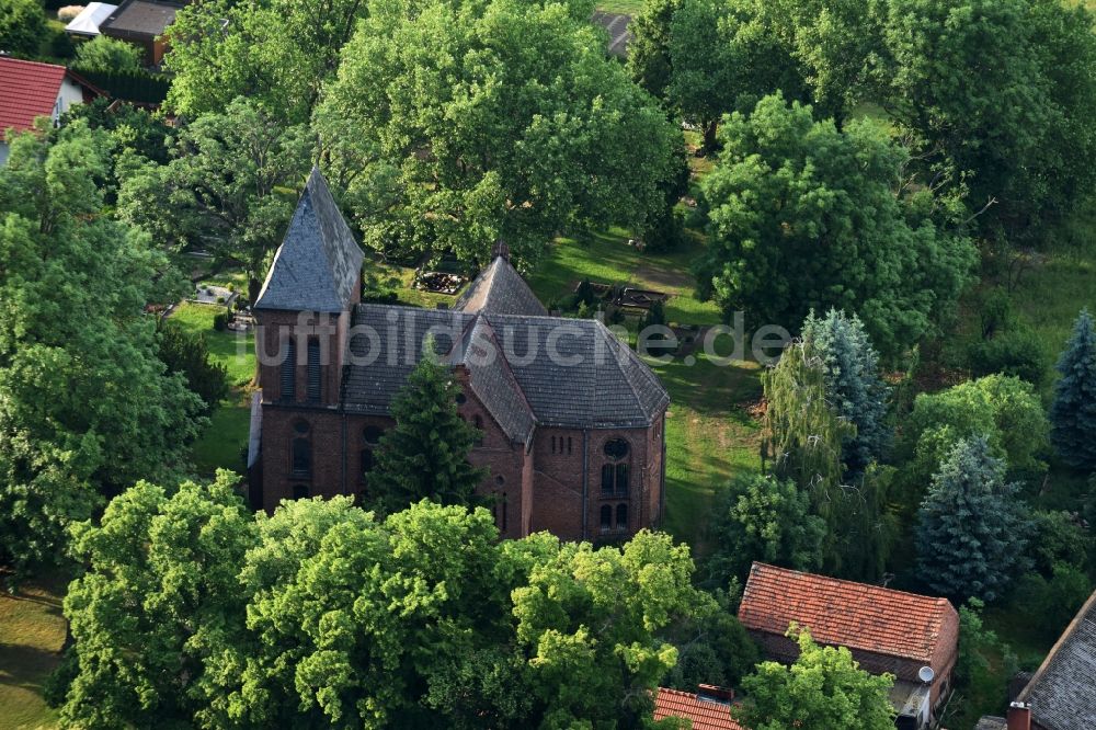 Luftaufnahme Kremmen - Kirchengebäude der Dorfkirche Groß Ziethen (Oberhavel) Alte Dorfstraße in Kremmen im Bundesland Brandenburg