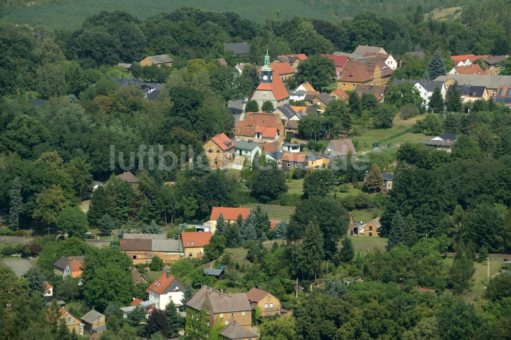 Luftbild Kostebrau - Kirchengebäude der Dorfkirche von Kostebrau im Bundesland Brandenburg