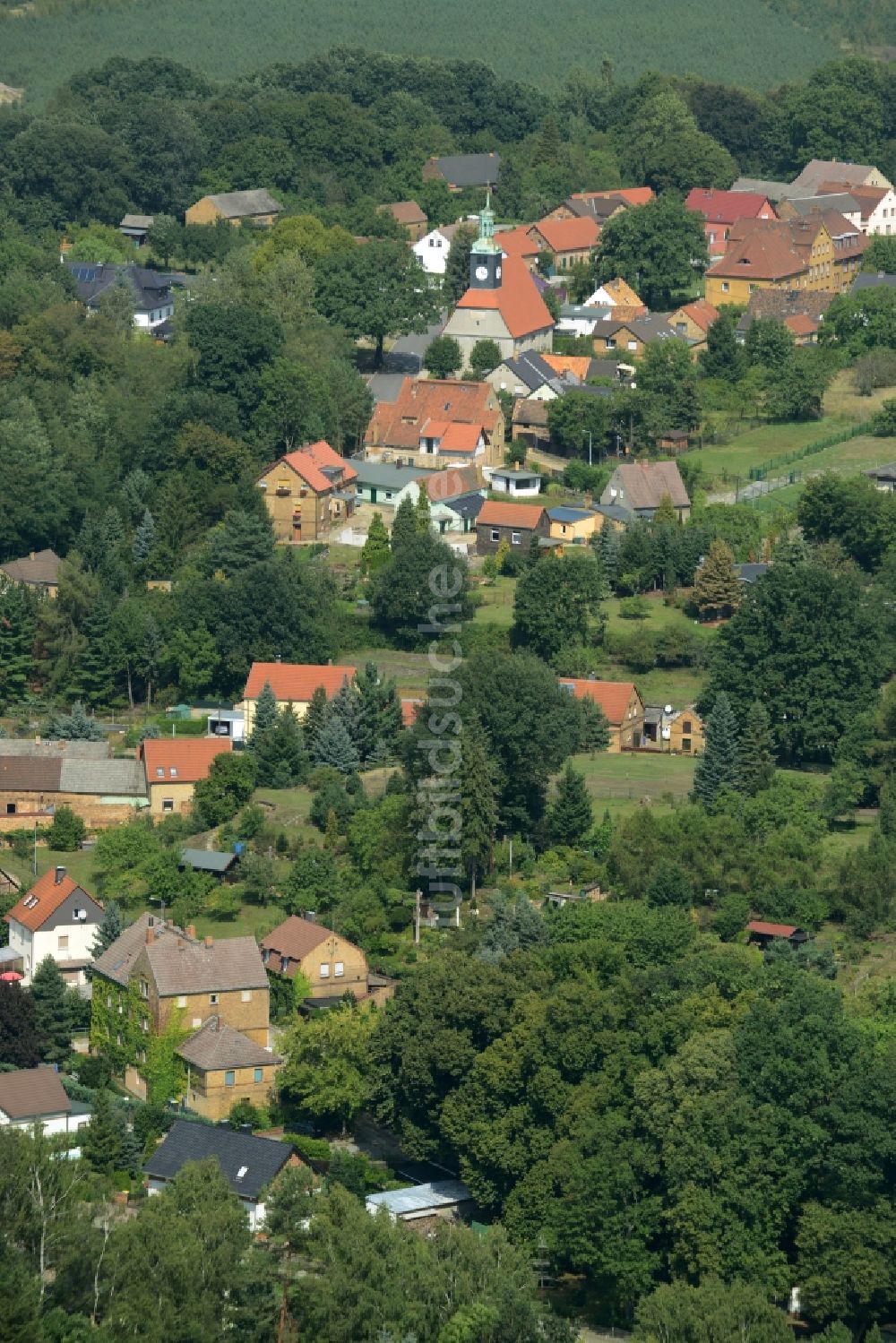 Luftaufnahme Kostebrau - Kirchengebäude der Dorfkirche von Kostebrau im Bundesland Brandenburg