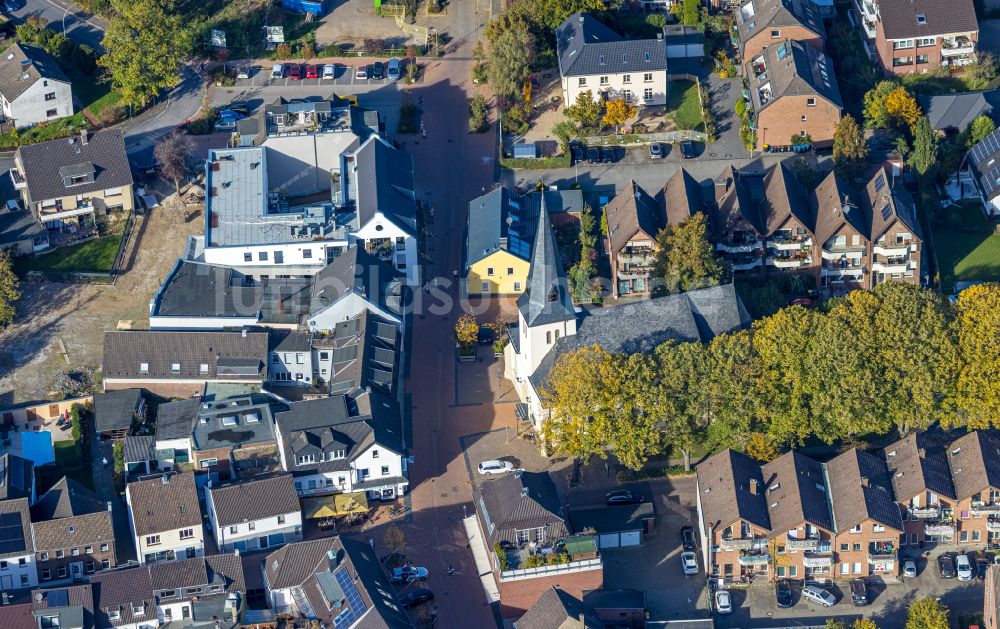 Neukirchen-Vluyn aus der Vogelperspektive: Kirchengebäude der Dorfkirche Neukirchen-Vluyn in Neukirchen-Vluyn im Bundesland Nordrhein-Westfalen, Deutschland