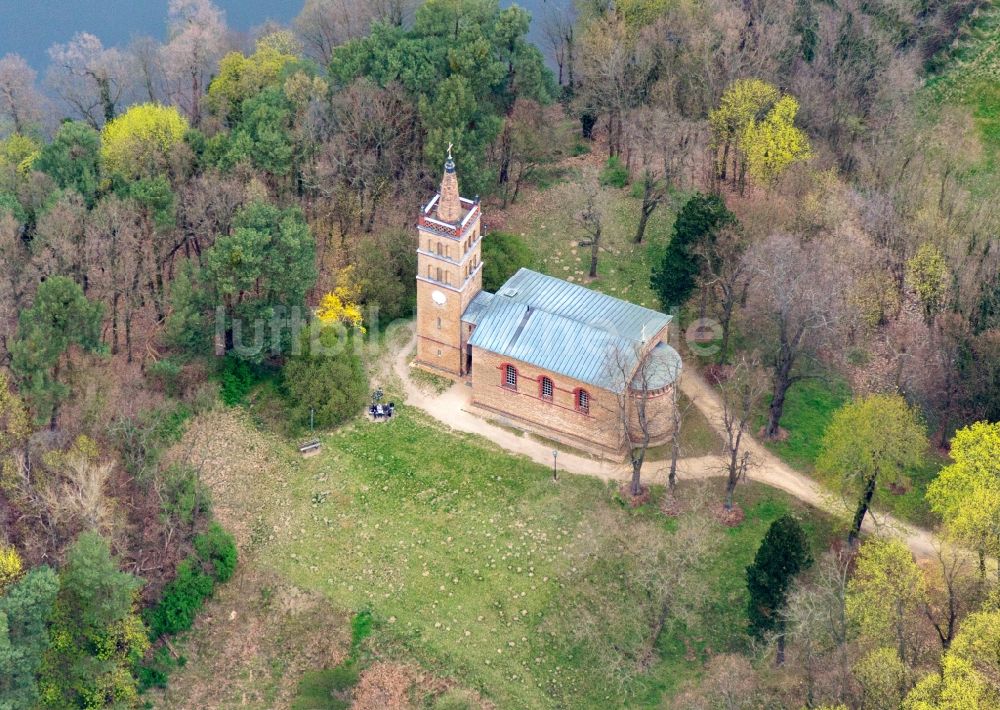 Luftbild Werder (Havel) - Kirchengebäude der Dorfkirche Petzow in Werder (Havel) im Bundesland Brandenburg