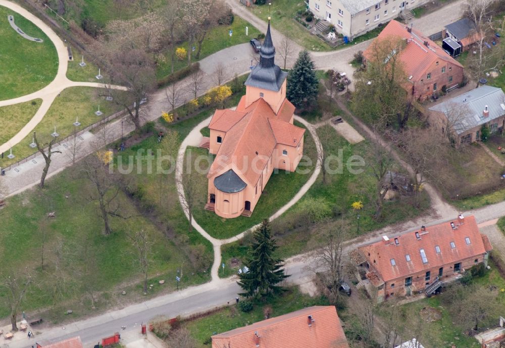 Luftbild Nauen - Kirchengebäude der Dorfkirche in Ribbeck in Nauen im Bundesland Brandenburg