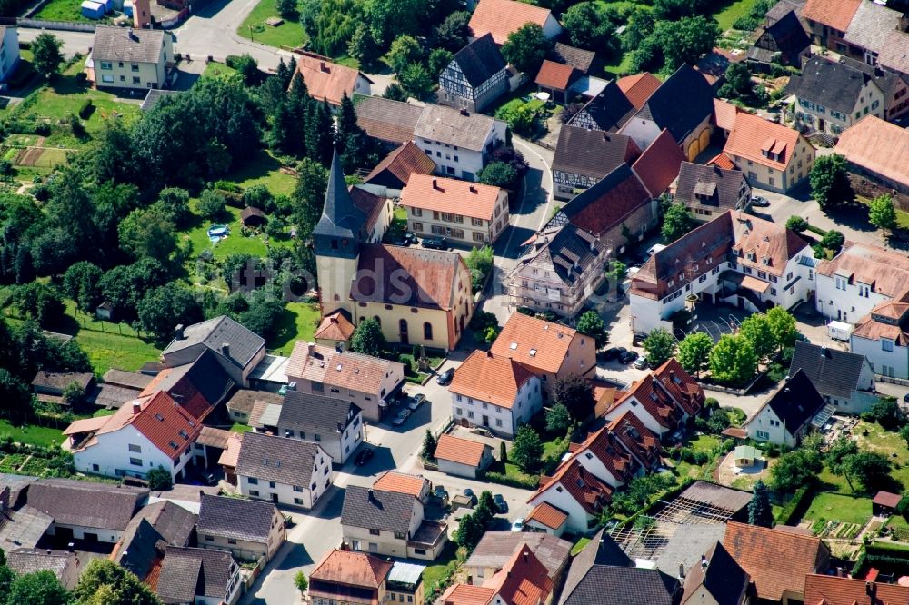 Luftaufnahme Aglasterhausen - Kirchengebäude in der Dorfmitte in Aglasterhausen im Bundesland Baden-Württemberg, Deutschland