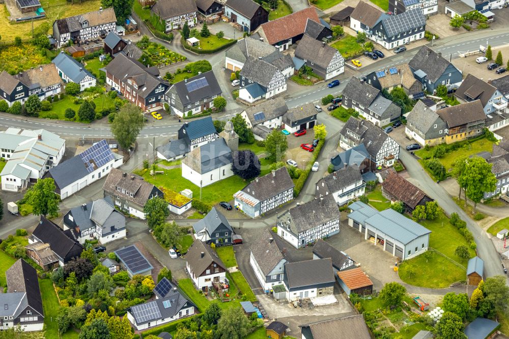 Berghausen aus der Vogelperspektive: Kirchengebäude in der Dorfmitte in Berghausen im Bundesland Nordrhein-Westfalen, Deutschland