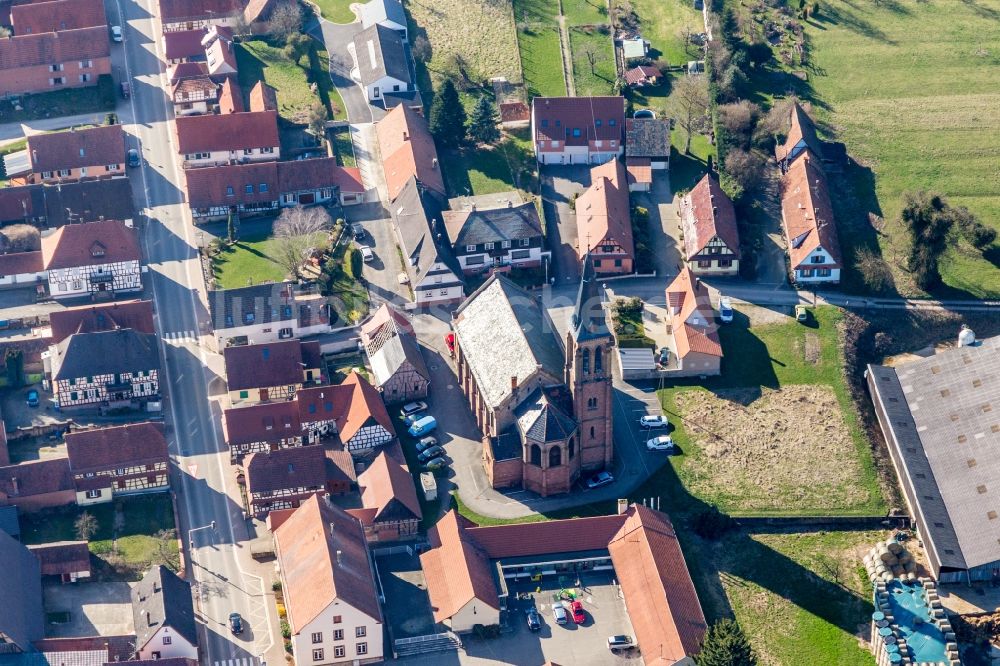 Betschdorf aus der Vogelperspektive: Kirchengebäude in der Dorfmitte in Betschdorf in Grand Est, Frankreich