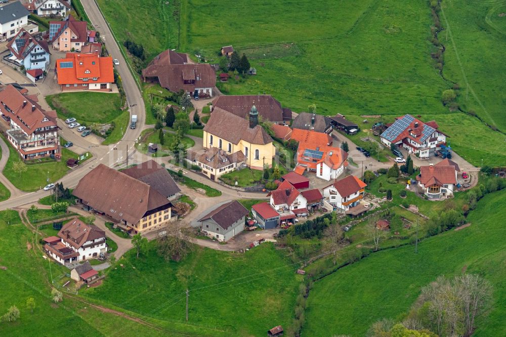 Biederbach aus der Vogelperspektive: Kirchengebäude in der Dorfmitte in Biederbach im Bundesland Baden-Württemberg, Deutschland