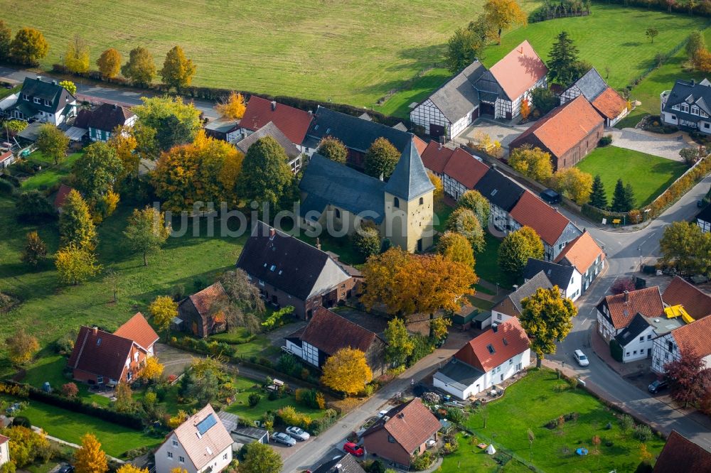 Luftaufnahme Bönen - Kirchengebäude in der Dorfmitte in Bönen im Bundesland Nordrhein-Westfalen