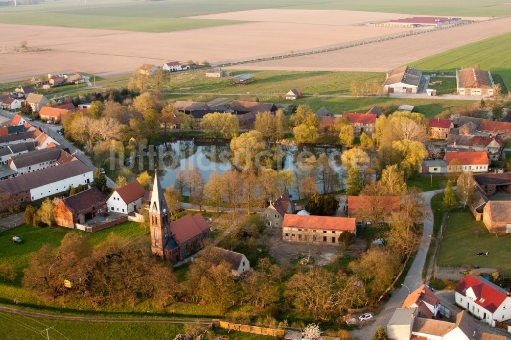 Borgisdorf aus der Vogelperspektive: Kirchengebäude in der Dorfmitte in Borgisdorf im Bundesland Brandenburg