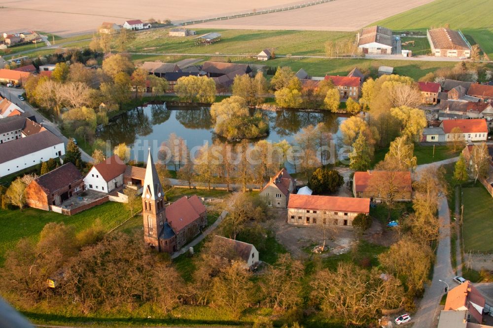 Luftbild Borgisdorf - Kirchengebäude in der Dorfmitte in Borgisdorf im Bundesland Brandenburg
