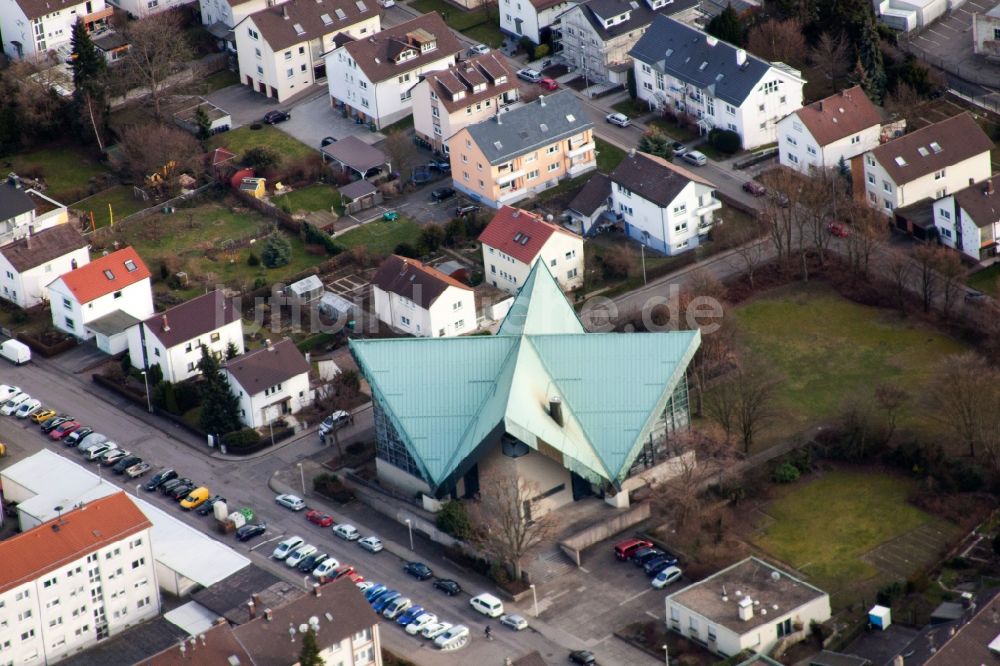 Luftaufnahme Bruchsal - Kirchengebäude in der Dorfmitte in Bruchsal im Bundesland Baden-Württemberg