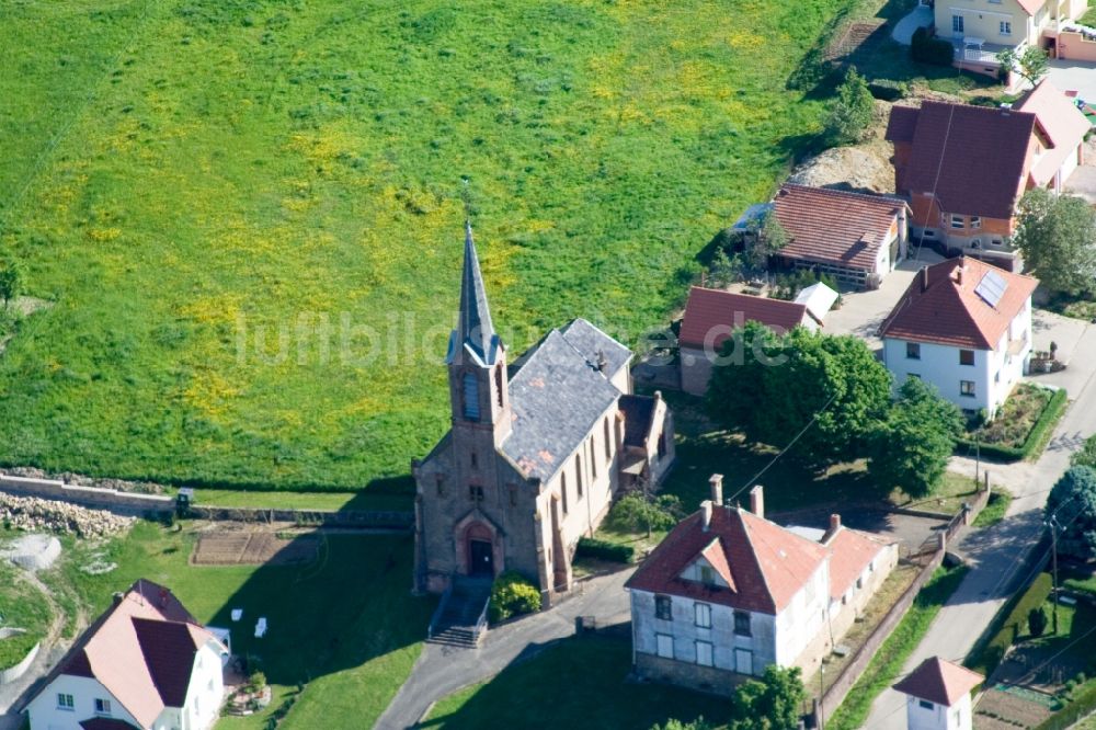 Cleebourg aus der Vogelperspektive: Kirchengebäude in der Dorfmitte in Cleebourg in Grand Est, Frankreich