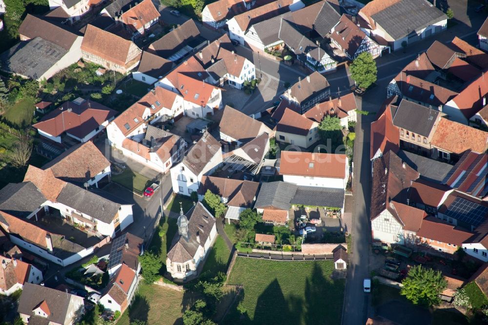 Dierbach aus der Vogelperspektive: Kirchengebäude in der Dorfmitte in Dierbach im Bundesland Rheinland-Pfalz