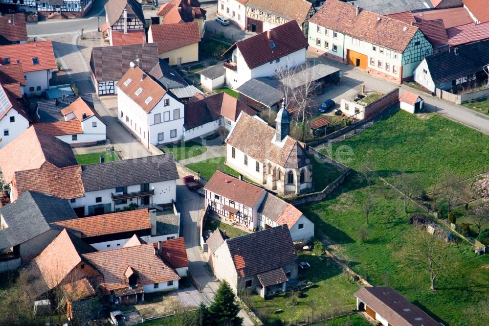 Dierbach aus der Vogelperspektive: Kirchengebäude in der Dorfmitte in Dierbach im Bundesland Rheinland-Pfalz